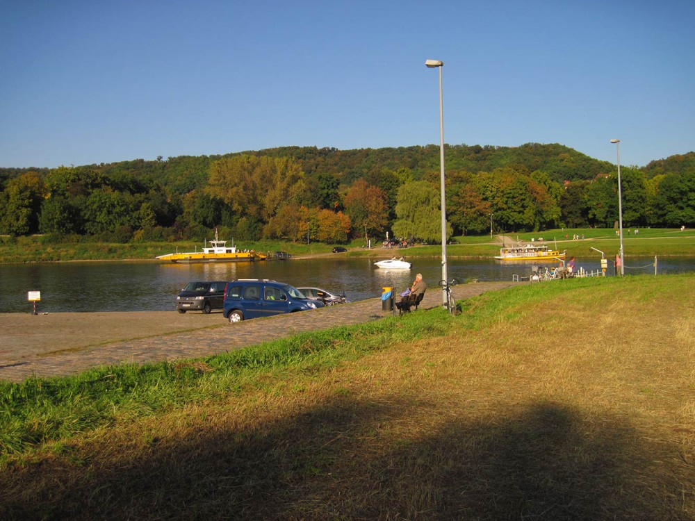 Die Elbfähren (300 m) nach Pillnitz