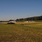 Elbwiesen (200 m) mit Blick zu „Maria am Wasser“ und dem Fernsehturm