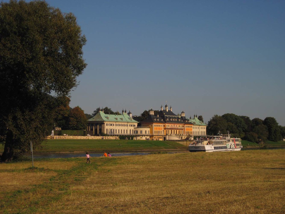 Blick zum Schloß-Pillnitz (600 m)