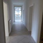 Der Flur mit Blick zum Wintergarten