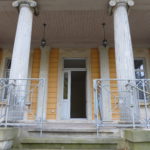 Die Terrasse vom Garten aus
