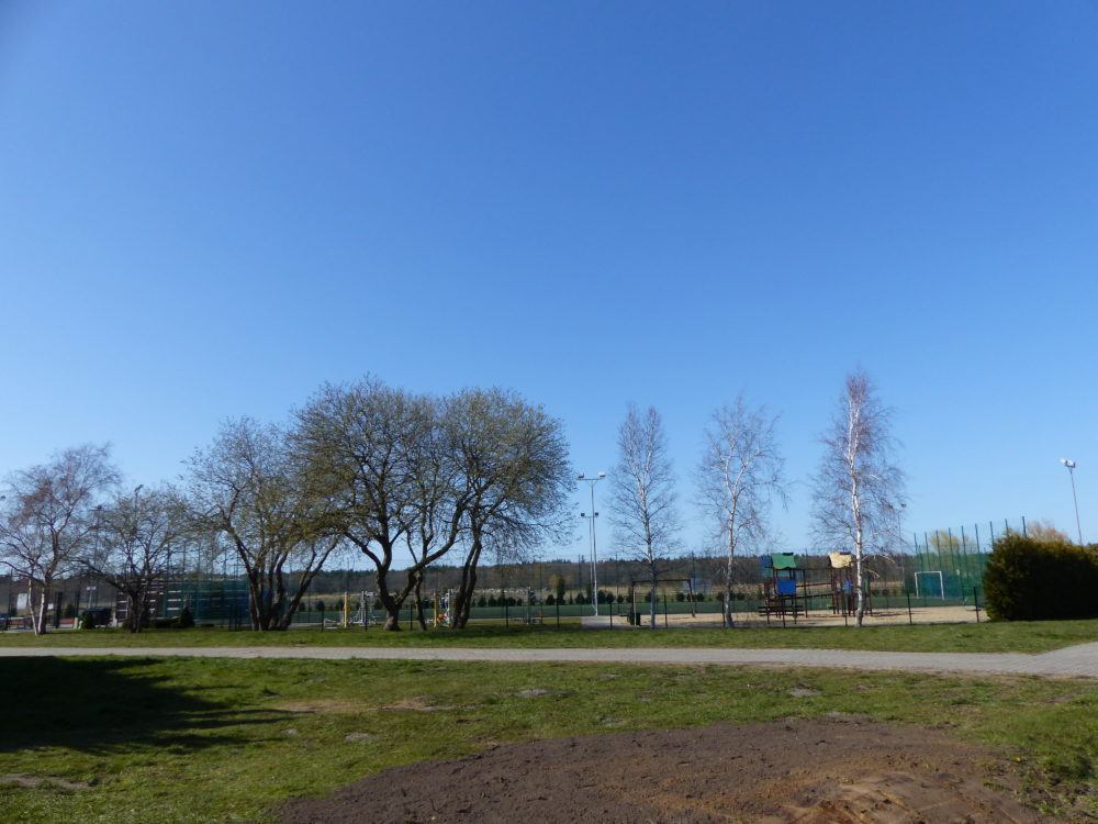 Zwischen Strand und Hotel ein öffentlicher Fitnesspark mit Spielplatz