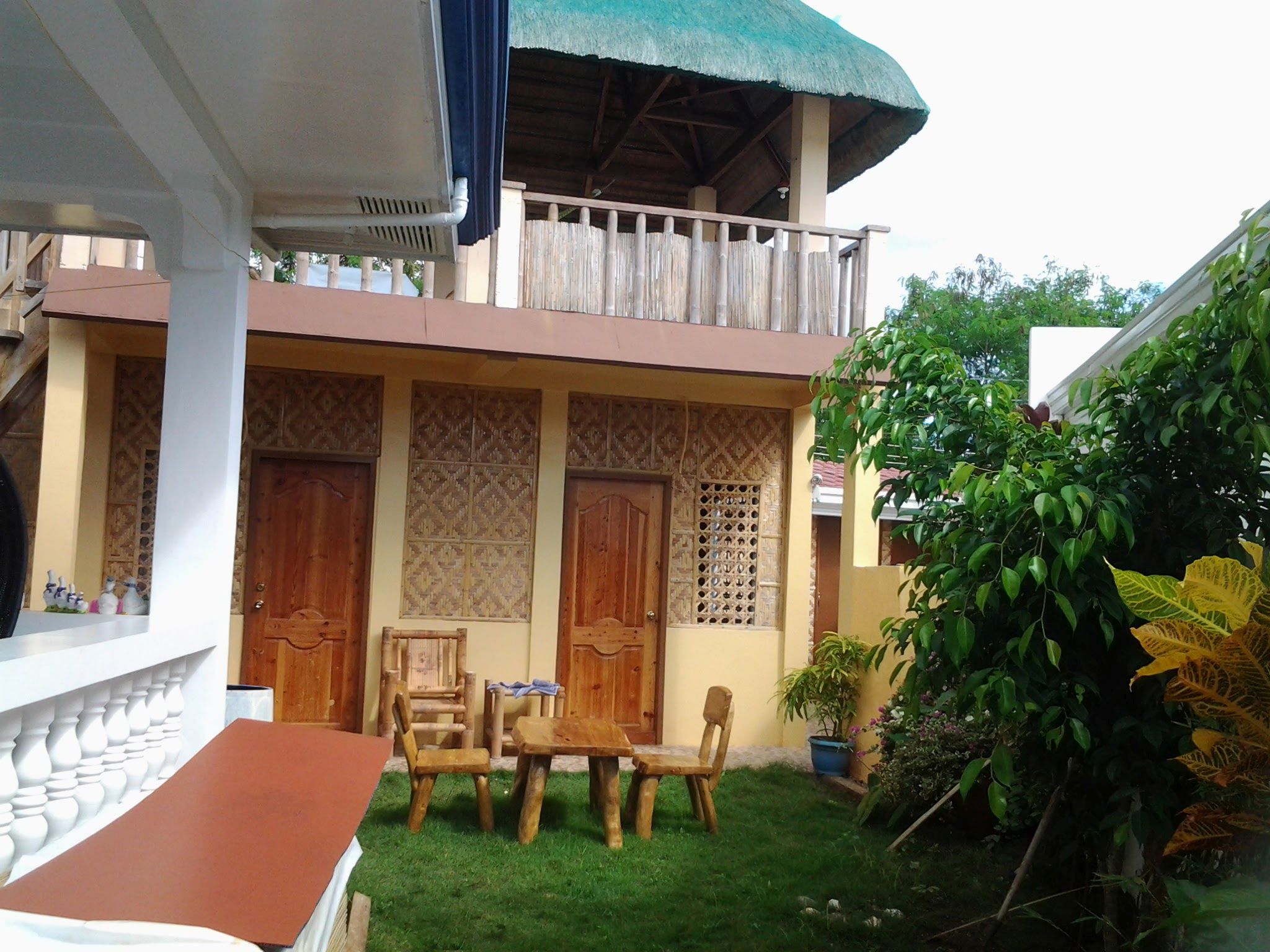 Haus im tropischen Garten mit Gästehaus am Meer auf den ...