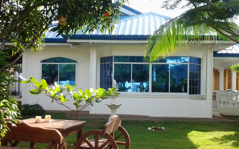 Haus im tropischen Garten mit Gästehaus am Meer auf den