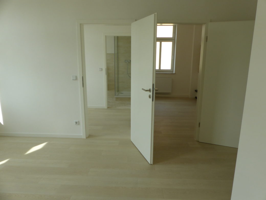 2. Zimmer 1 mit Blick zum Zimmer 2, Bad und Küche