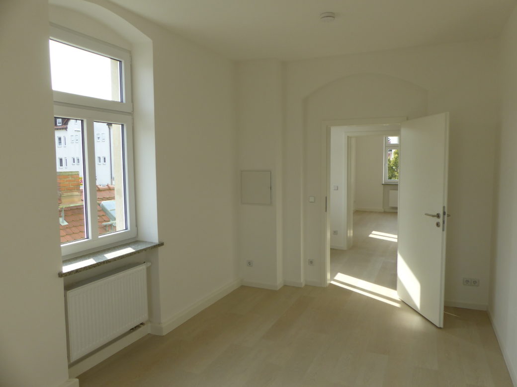 4. Das Zimmer 1 mit Blick zum Zimmer 2