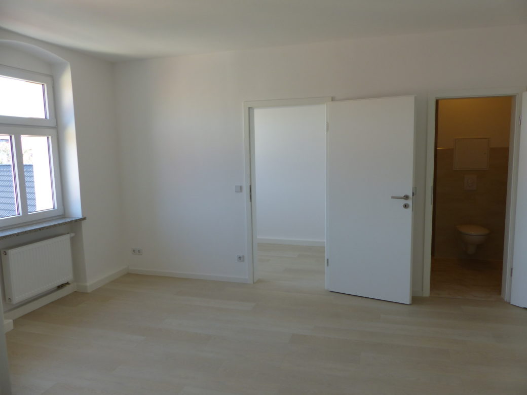 8. Zimmer 1 mit Blick zum Zimmer 2 und Bad