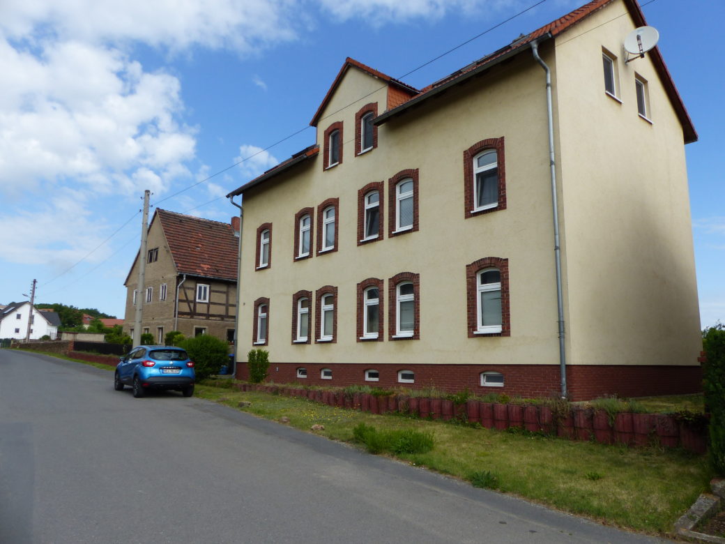 Das MFH Altzaschendorf 19Haus Nr. 17, links u. Nr. 19 (6-Fam.-Haus), rechts